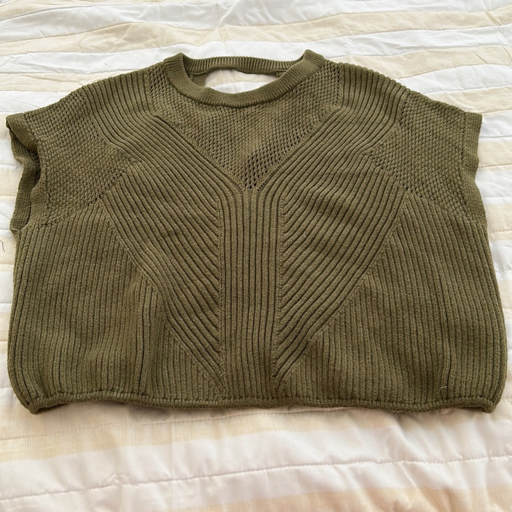 Short sleeve women’s sweater